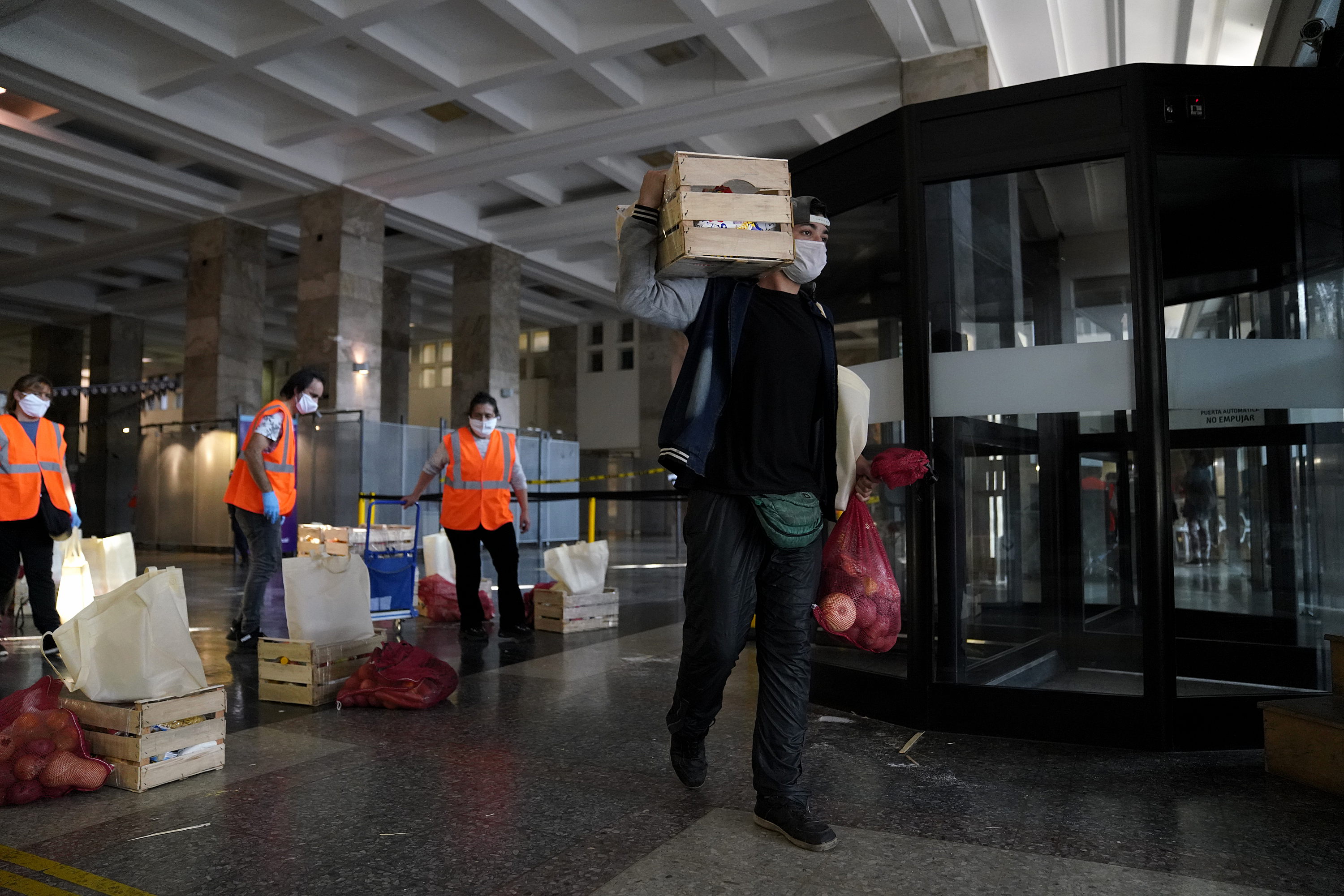 Entrega de canastas alimentarias en el atrio de la IM