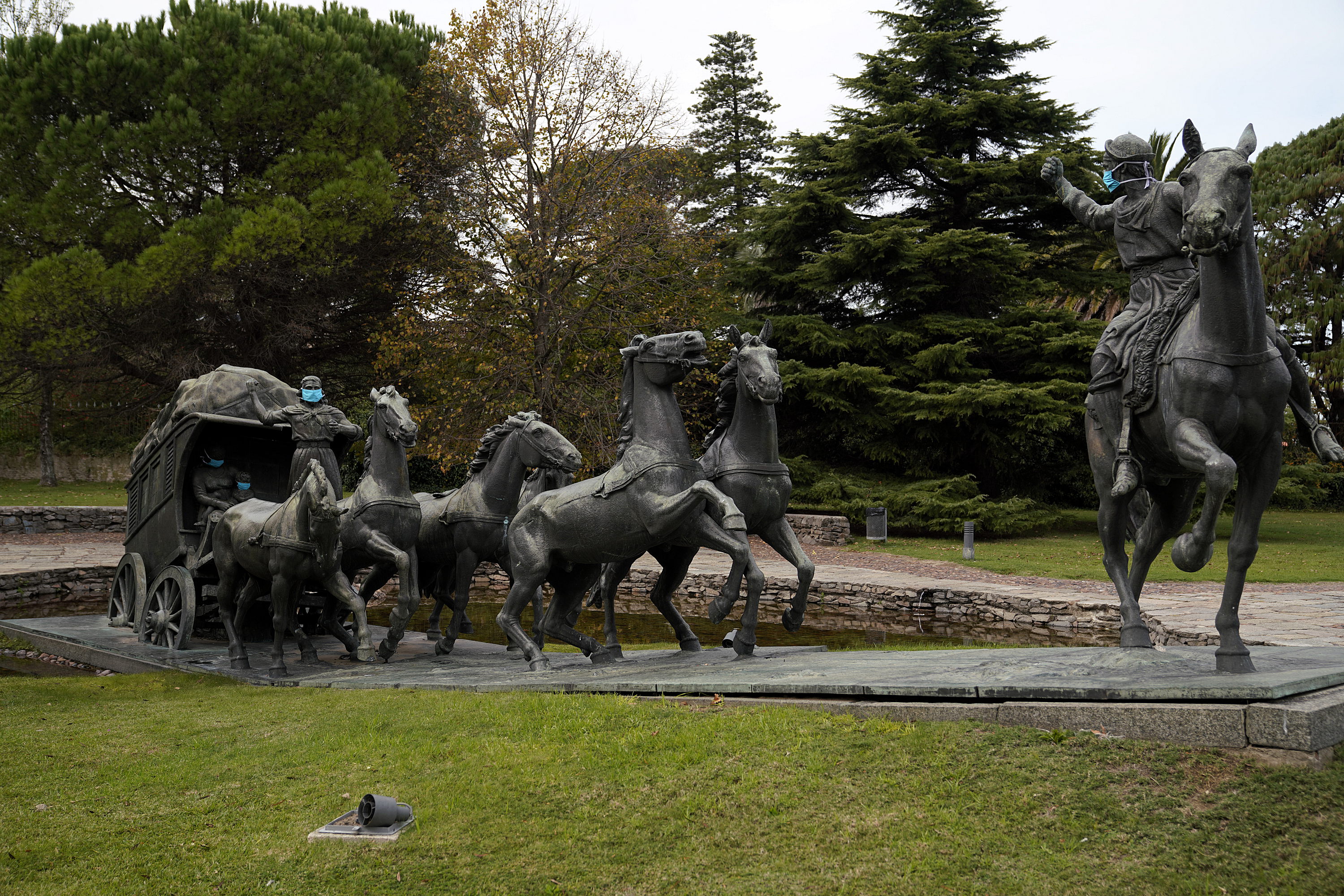 Monumento intervenido para fomentar el uso del barbijo.