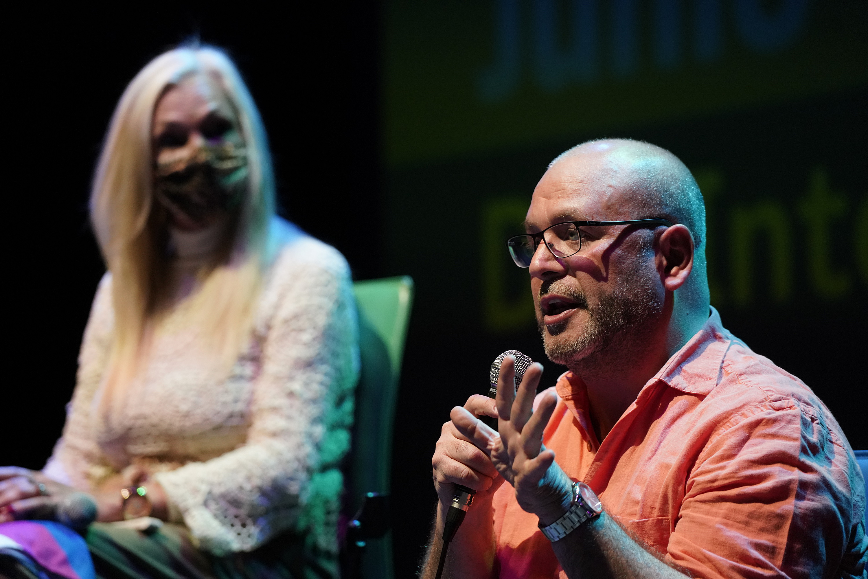 Conversatorio «Día internacional del orgullo LGBT+: el camino de la lucha» en el teatro Solís