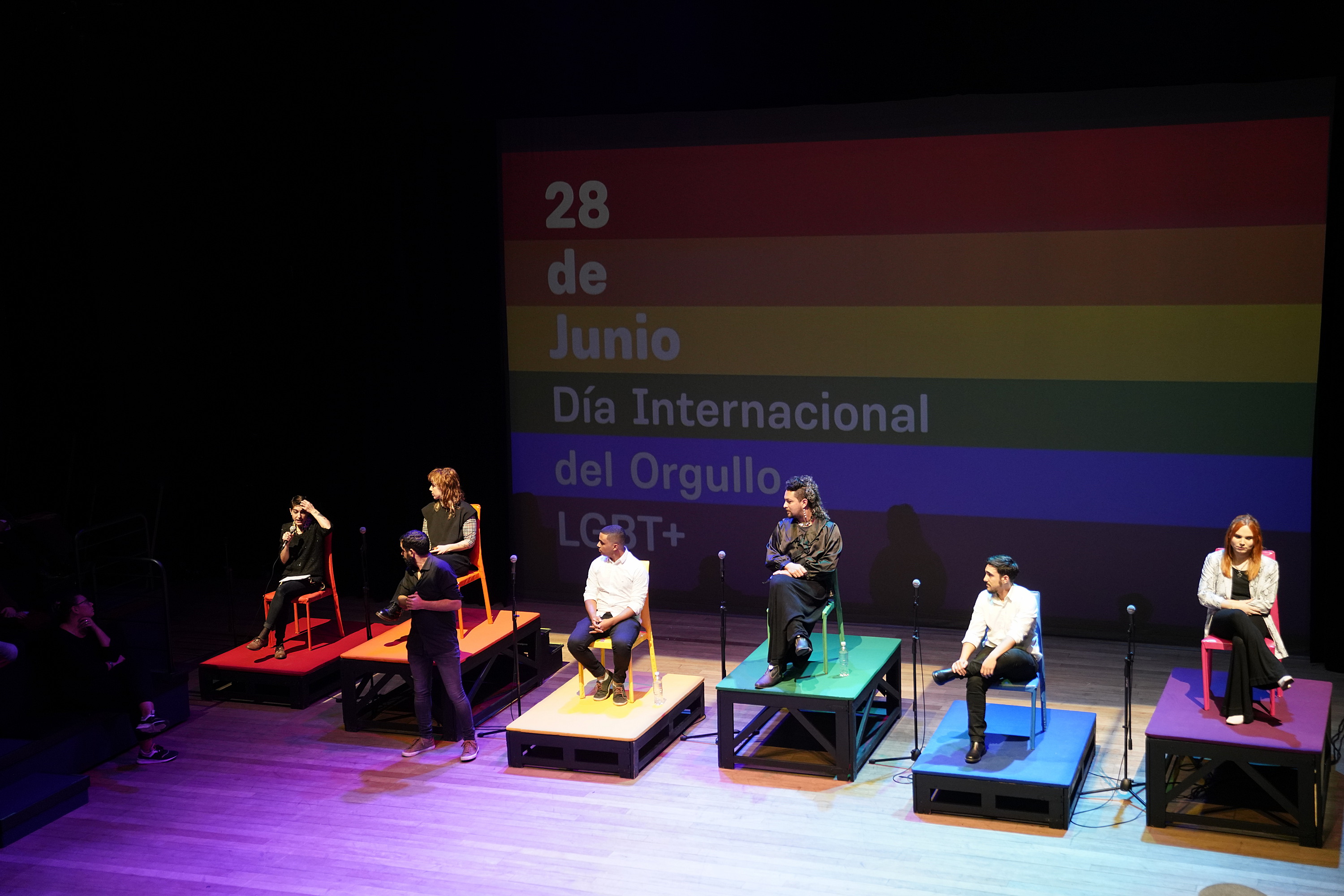 Conversatorio «Día internacional del orgullo LGBT+: el camino de la lucha» en el teatro Solís