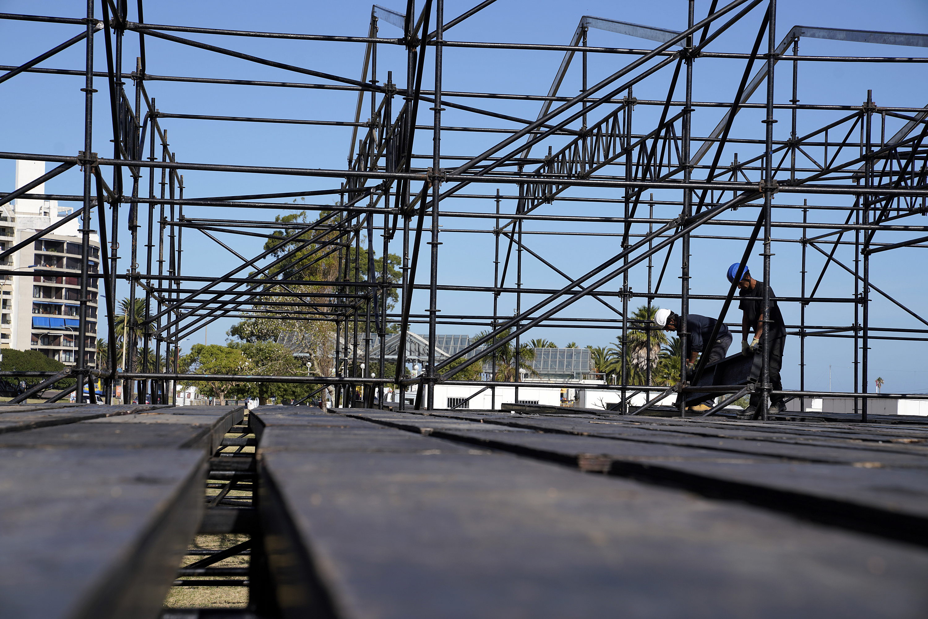 Armado de escenario de Montevideo Rock 2020