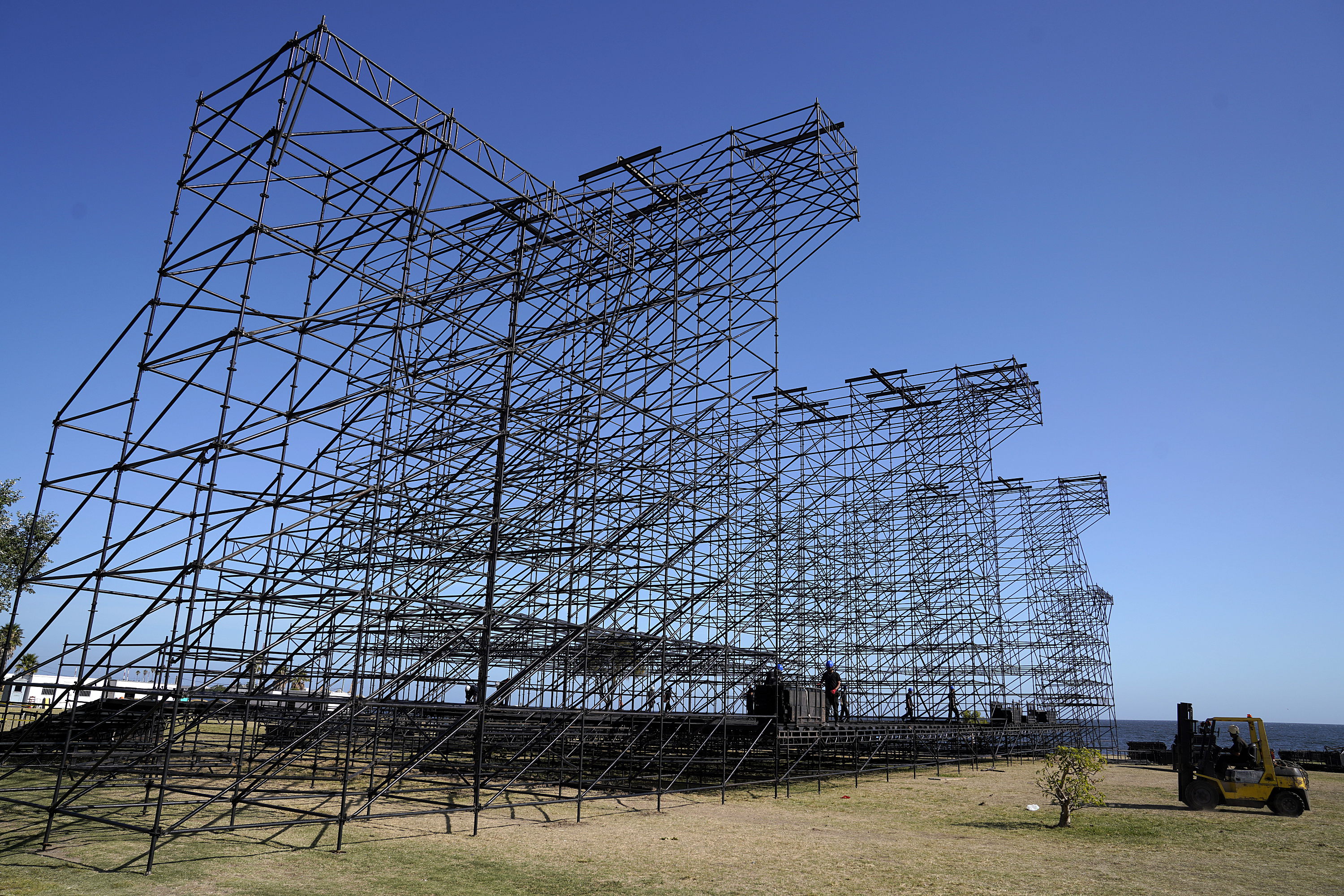 Armado de escenario de Montevideo Rock 2020