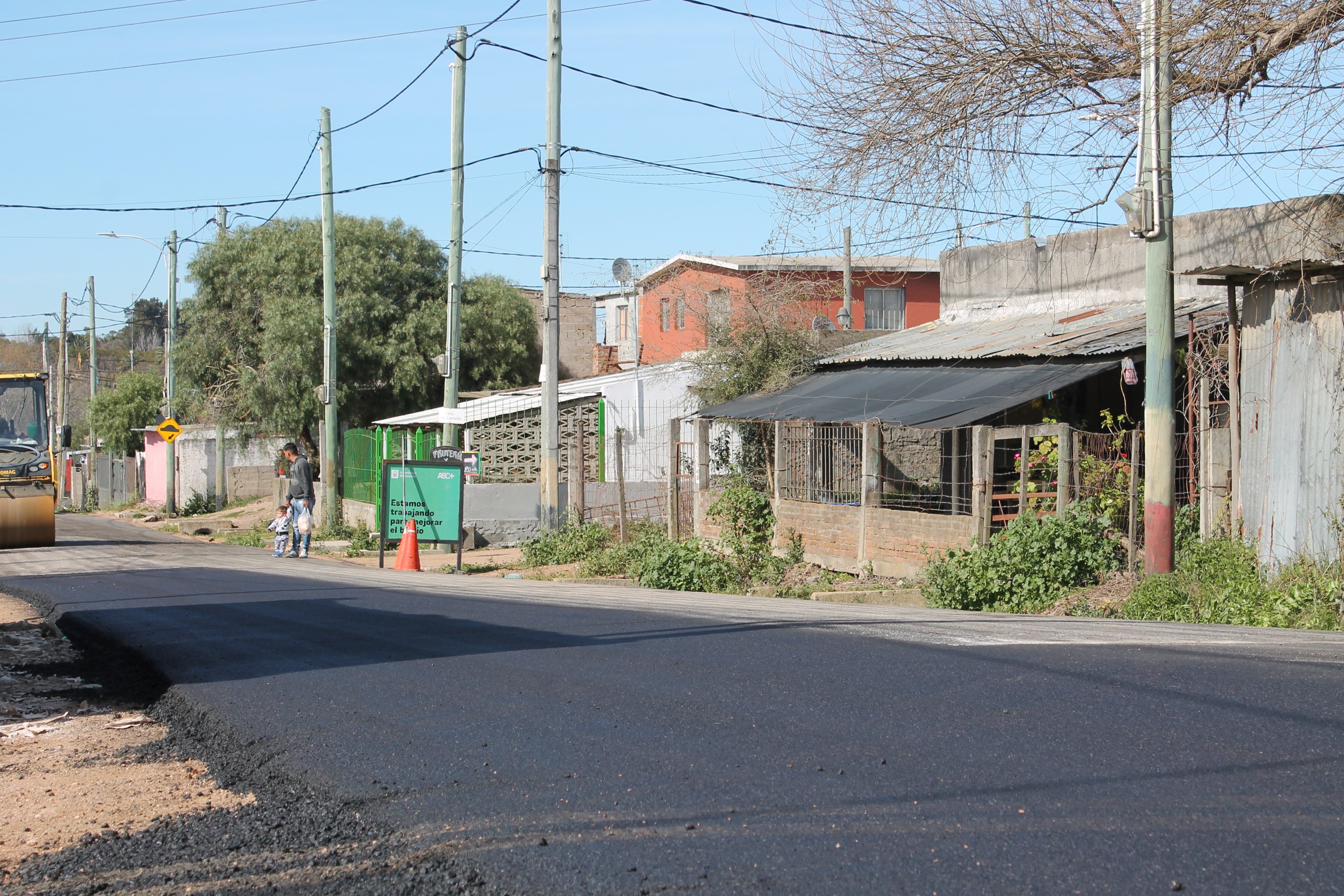 Trabajos de asfaltado en el barrio Los Sueños