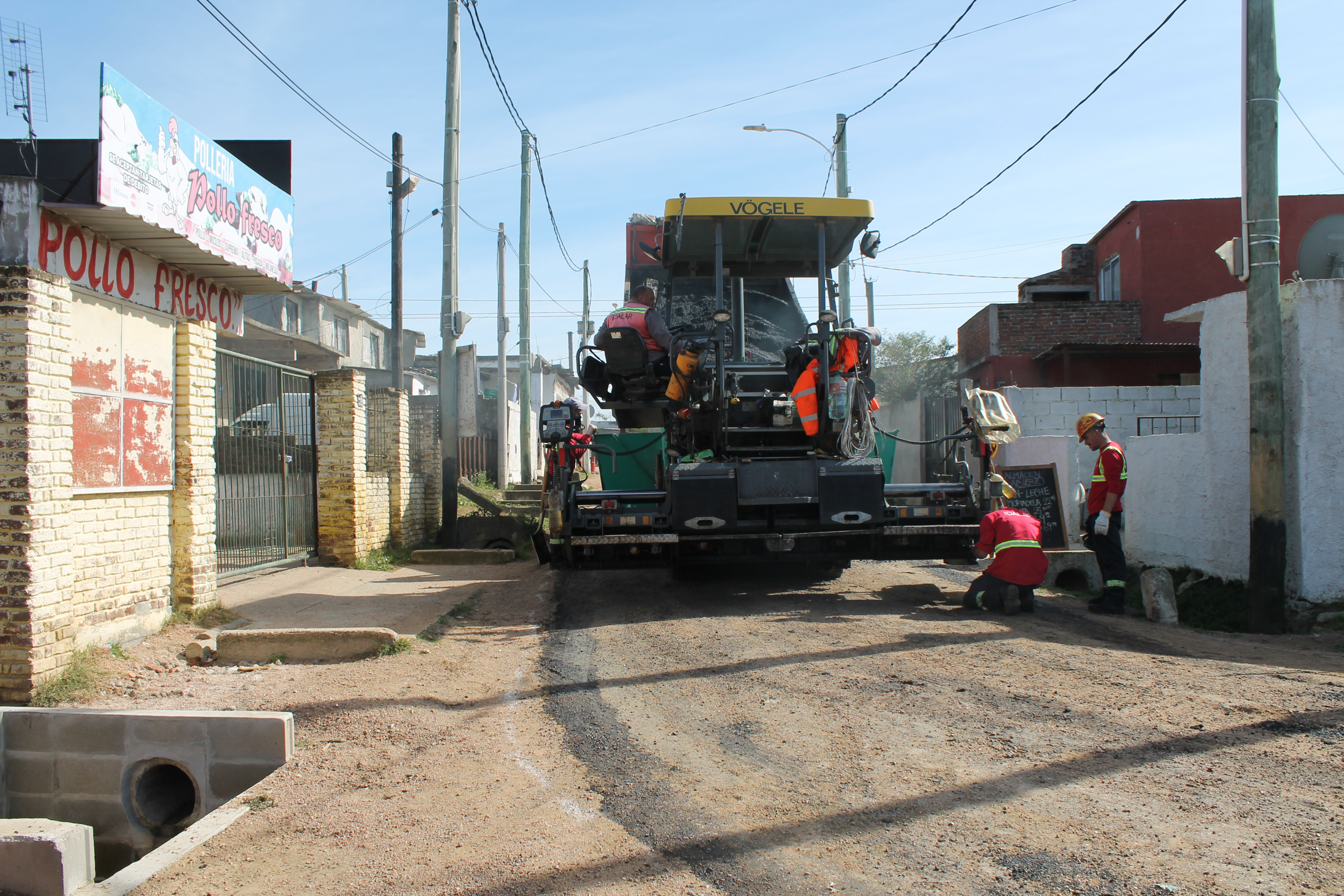 Trabajos de asfaltado en el barrio Los Sueños