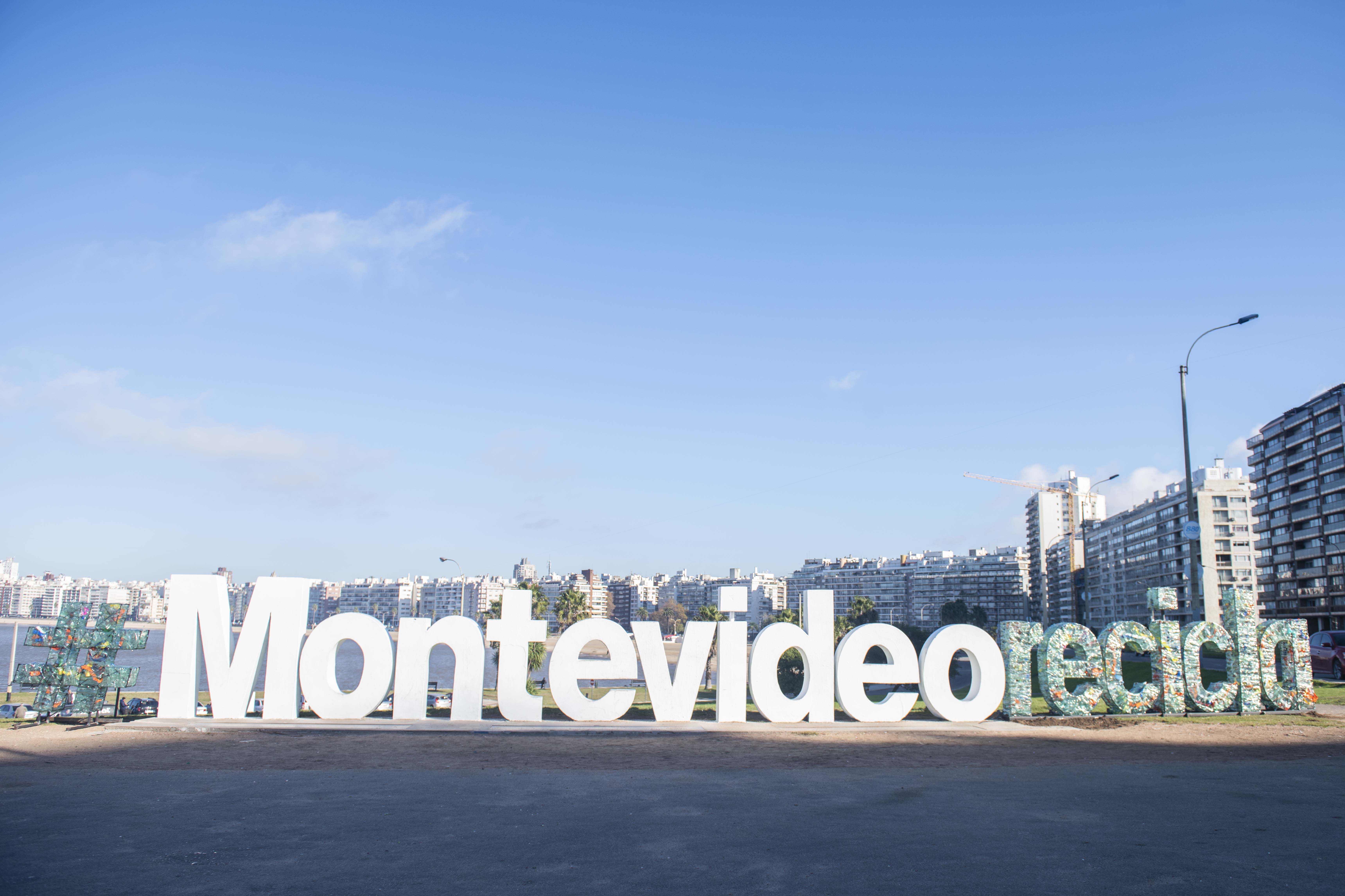 Intervención de letras de Montevideo con Intendente por Mes del Ambiente