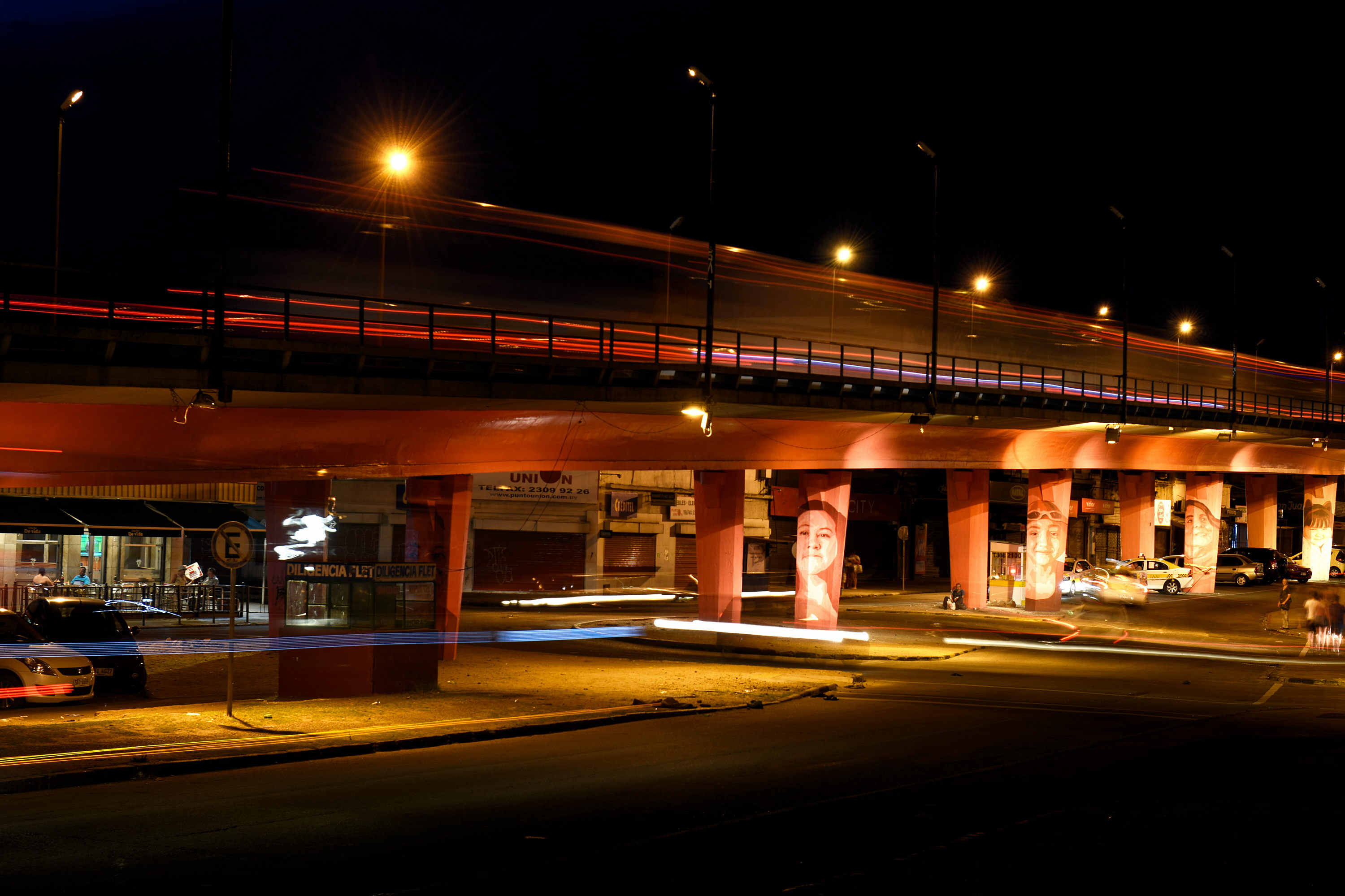 Vista nocturna del viaducto de Paso Molino