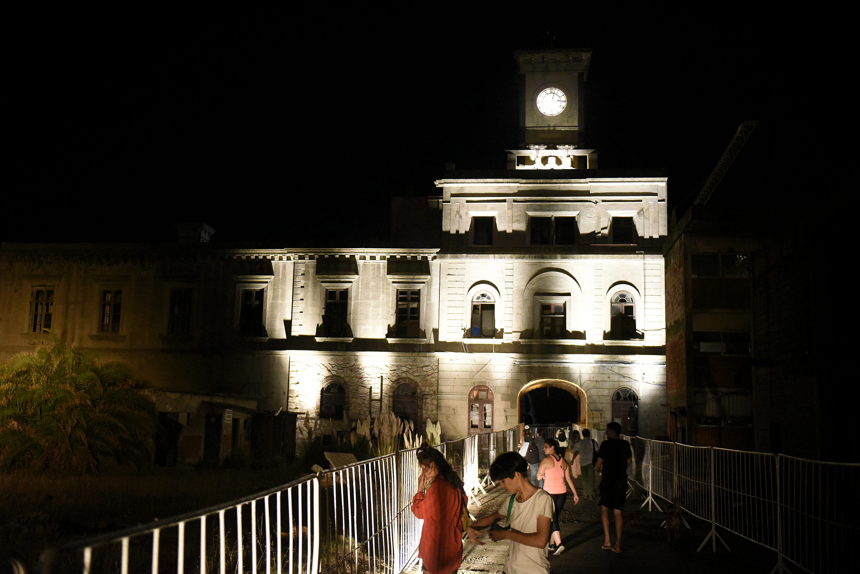 Apertura de exposición en Dique Maúa