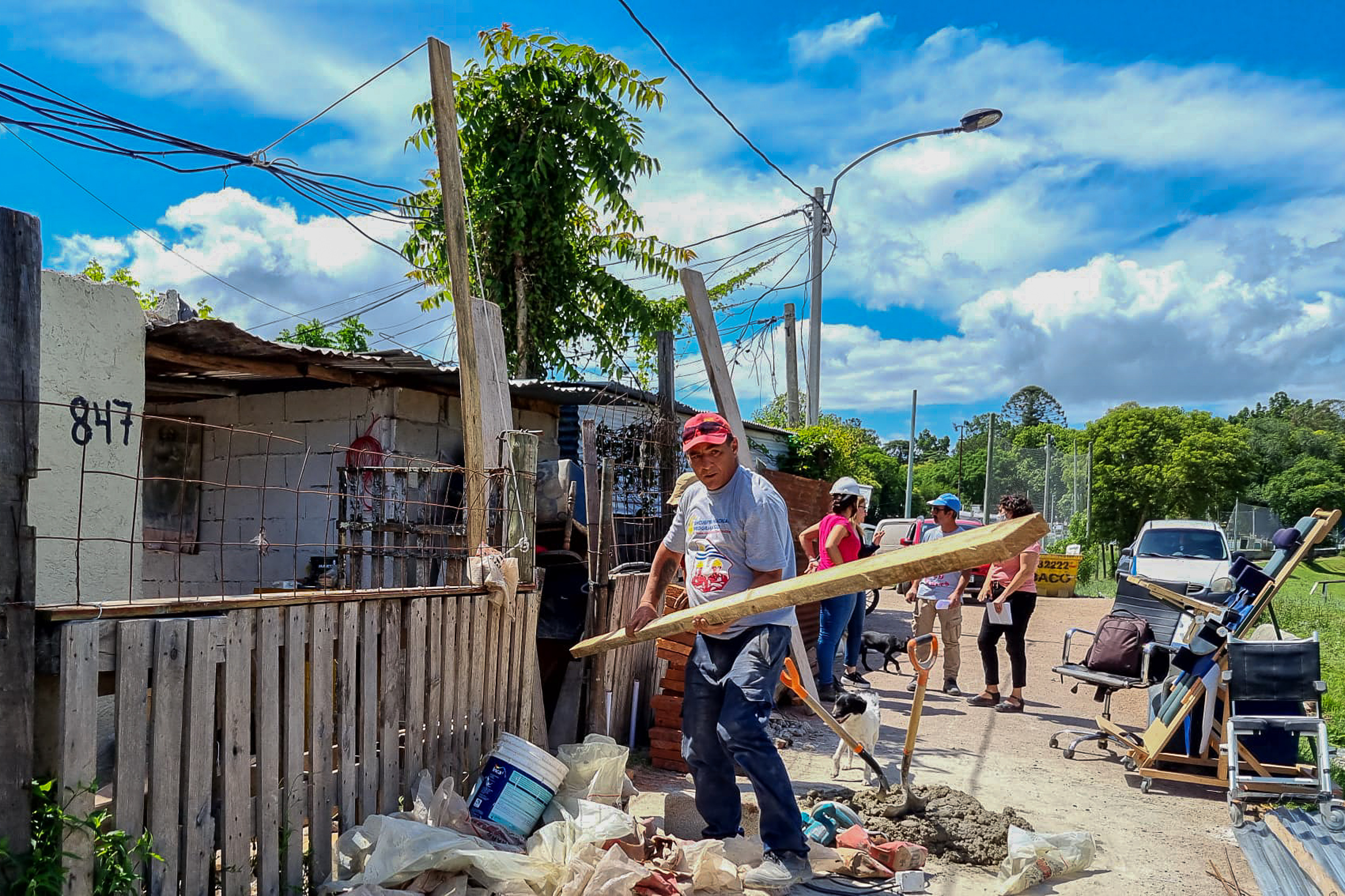 Trabajos de mejora habitacional en una vivienda del barrio Mauá con el apoyo de cuadrillas del SUNCA en el marco del Plan ABC Territorio