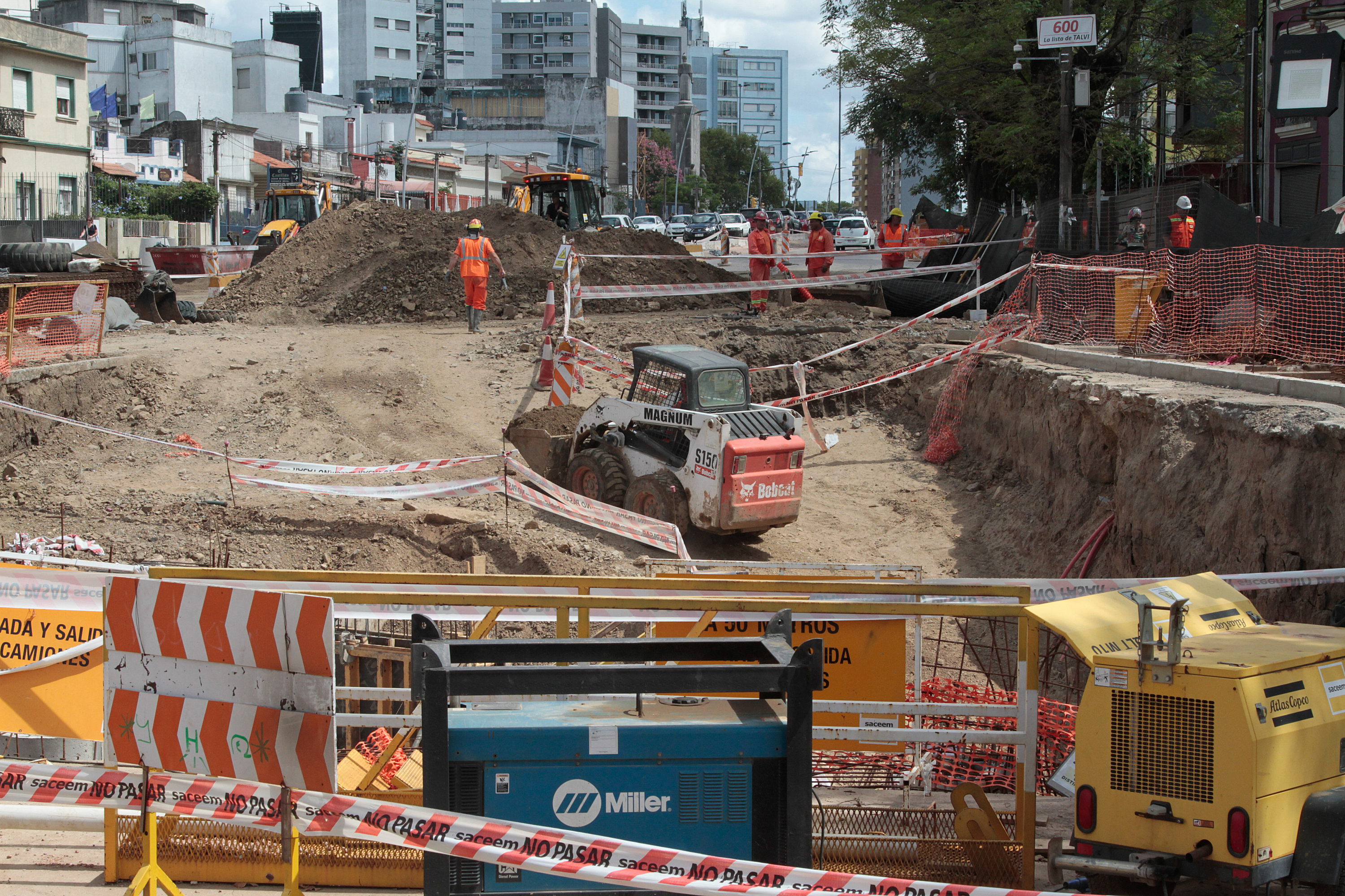 Obras por tanque de amortiguación en Luis Alberto de Herrera