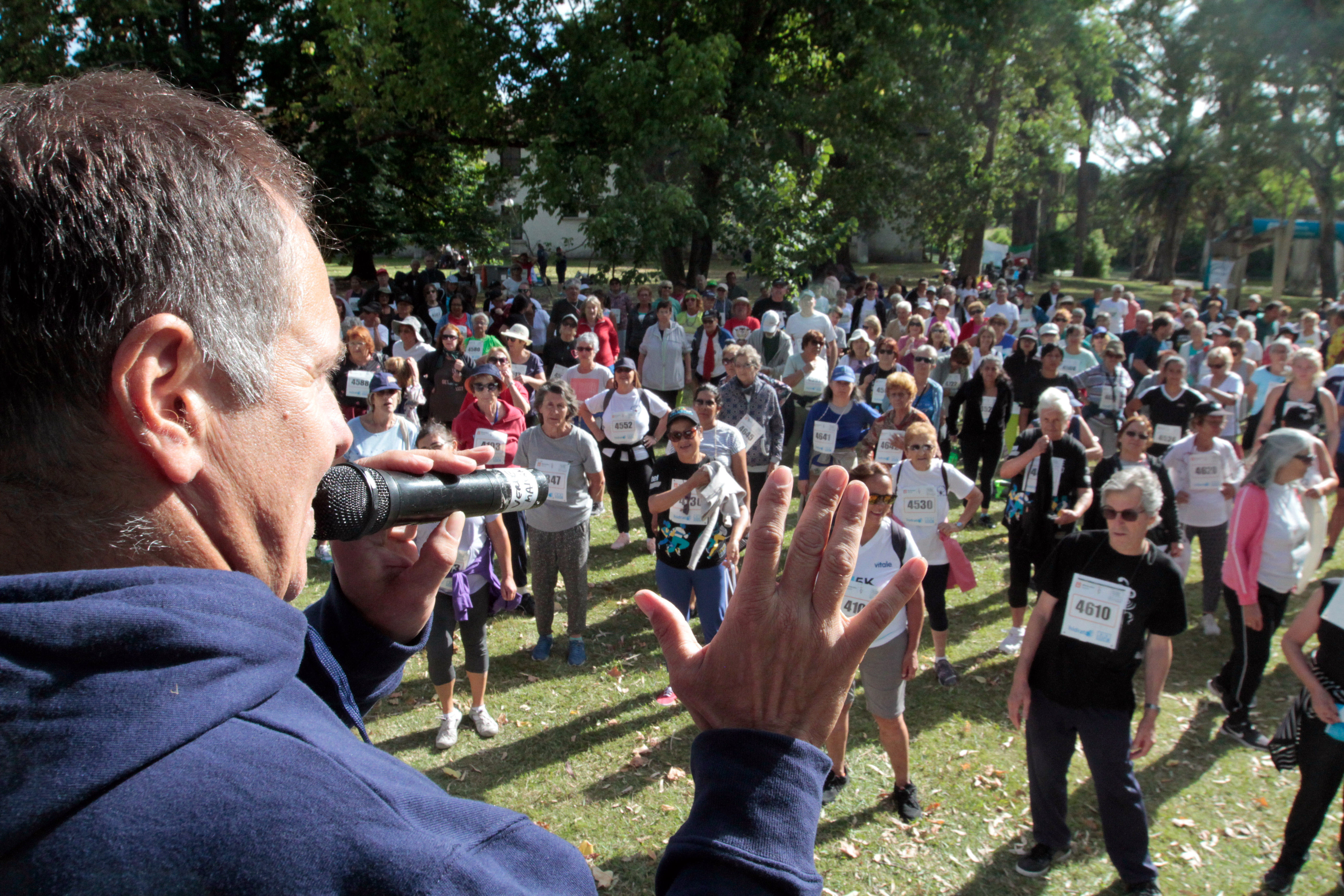 Cardiocaminata de  personas mayores en Parque Rivera