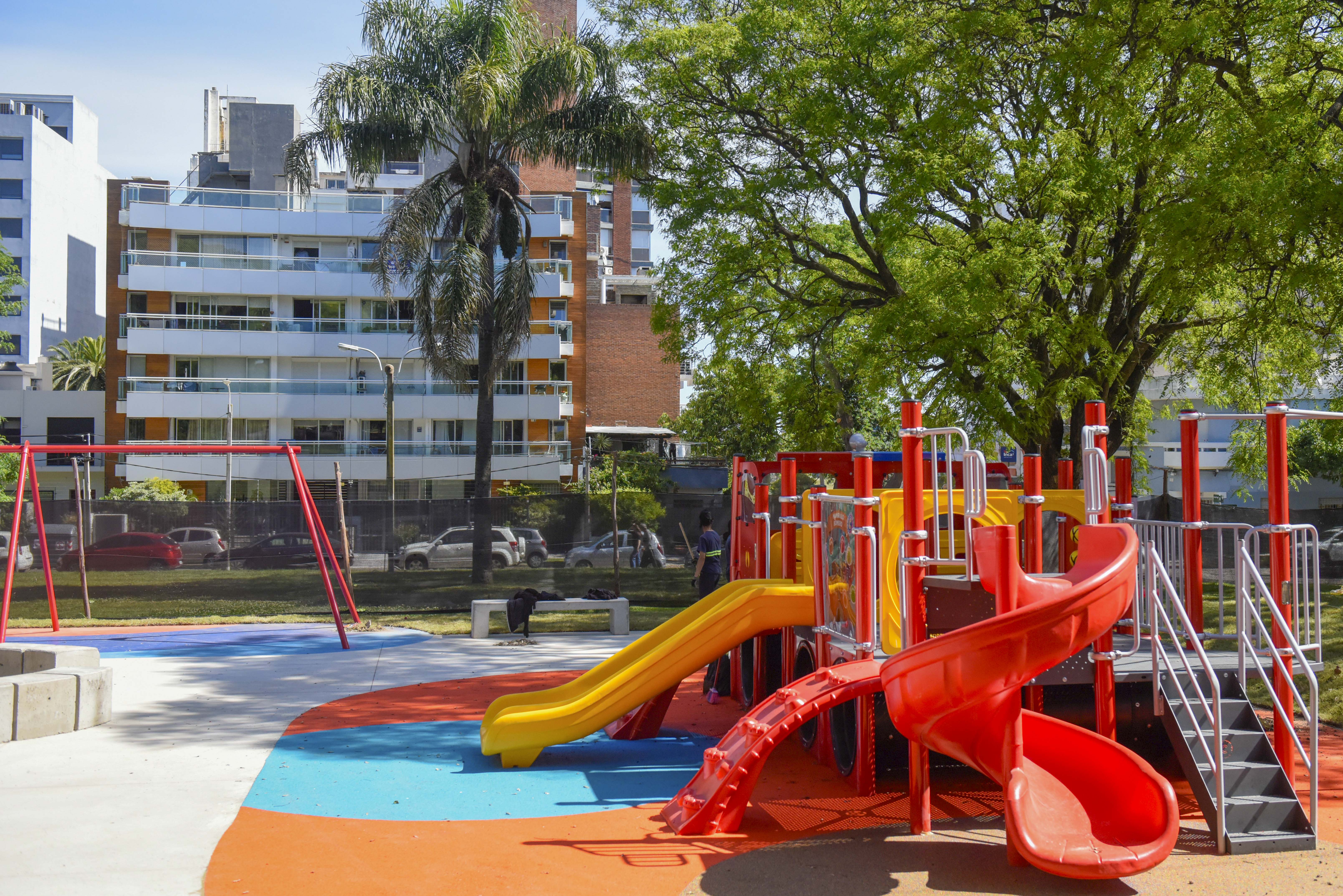 Inauguración de obras en espacio infantil de plaza Ituzaingó