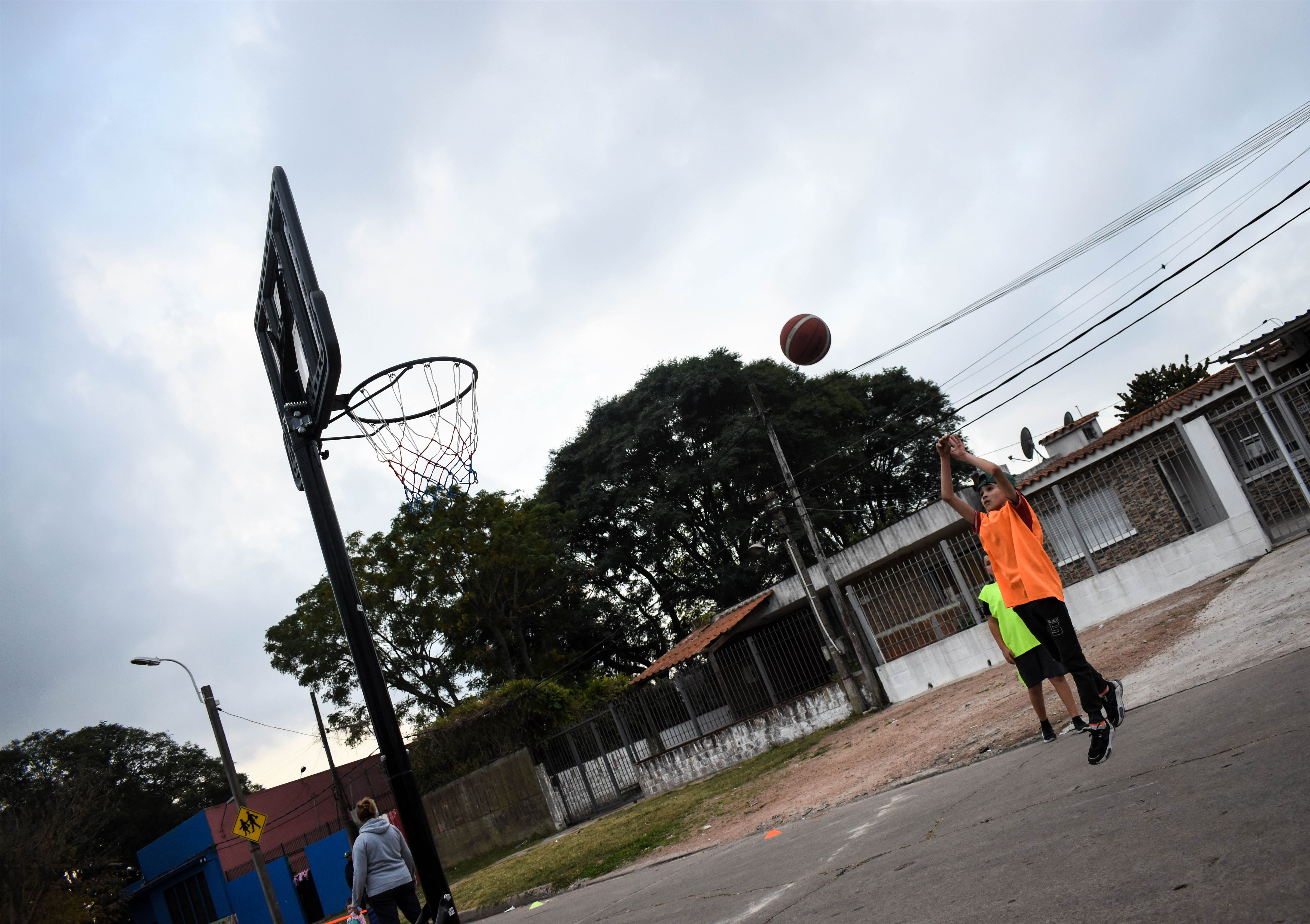 Peatonal barrial en calle Carlomagno entre camino Maldonado y Abipones