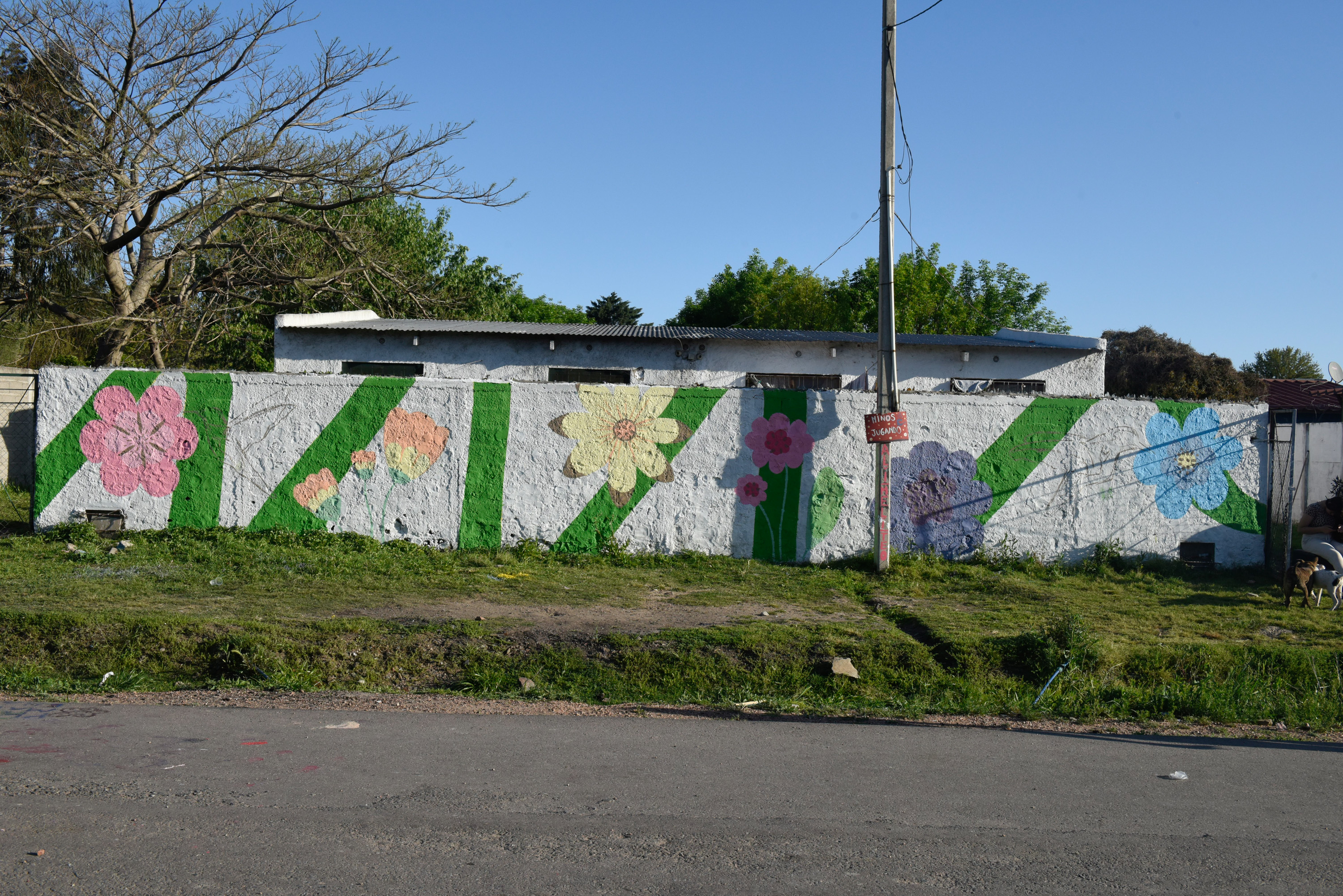 Pintada de mural con vecinos y vecinas del Barrio Nuevo Mendoza