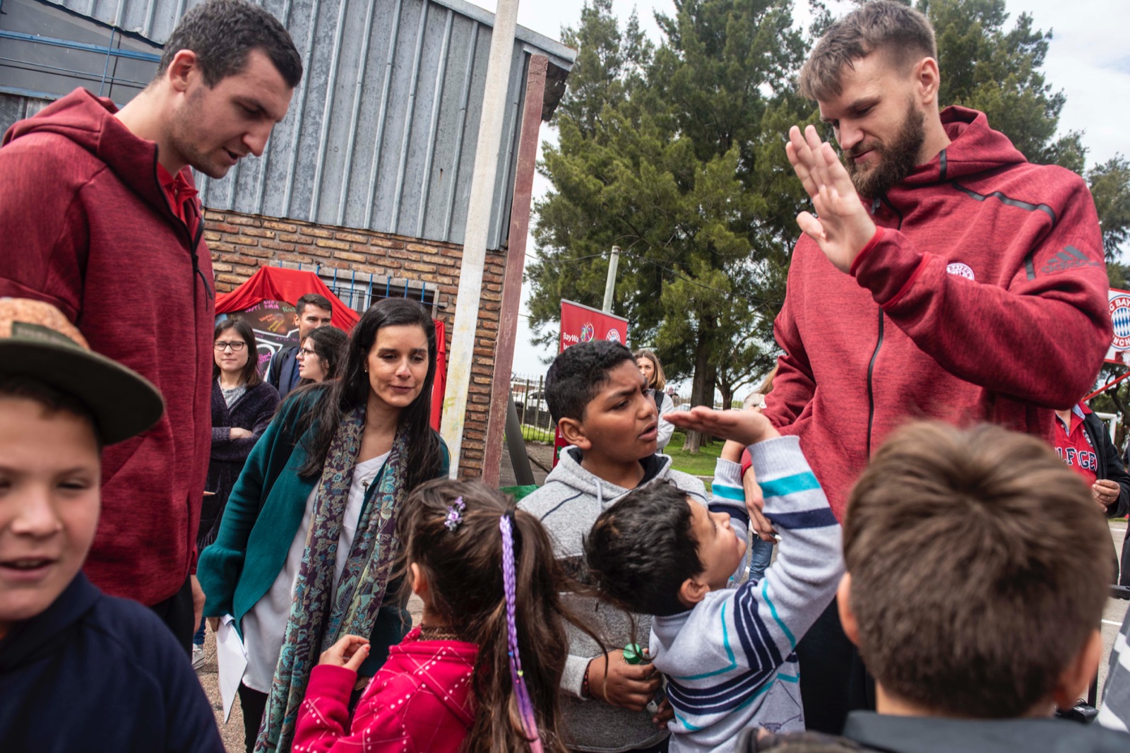 Bayern Munich dona equipamiento deportivo al barrio Lavalleja