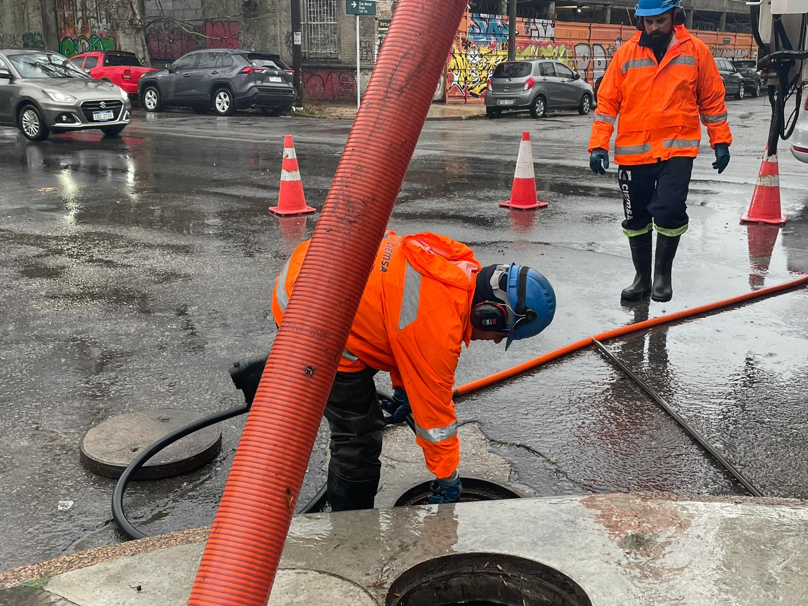 Trabajos de limpieza y saneamiento en la calle Av Gral Rondeau esquina Gral. Manuel Freire