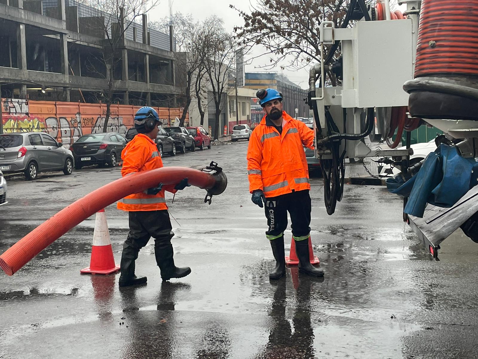 Trabajos de limpieza y saneamiento en la calle Av Gral Rondeau esquina Gral. Manuel Freire