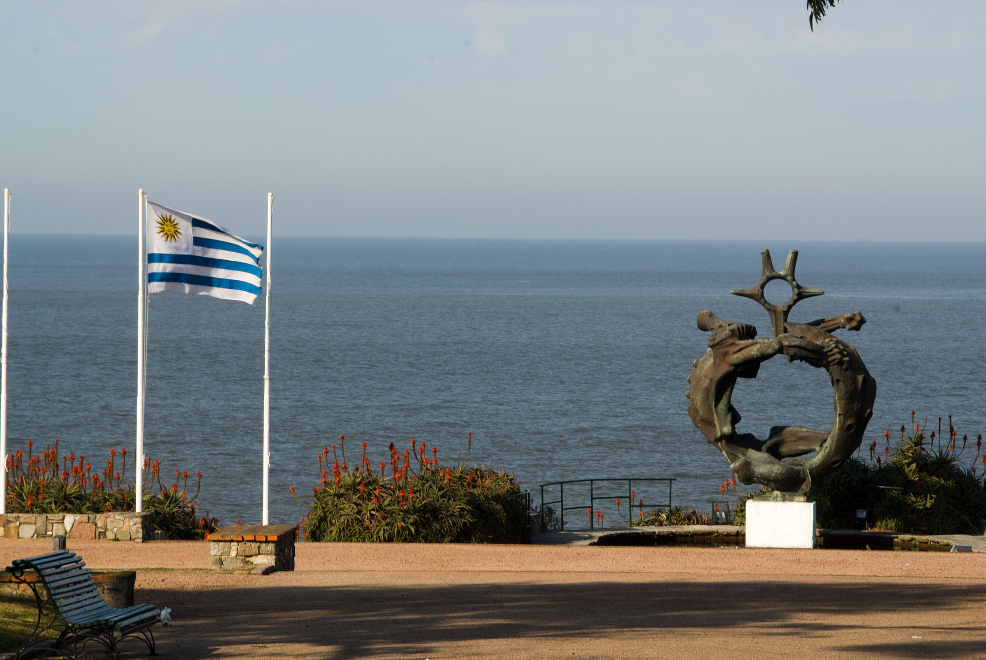 De concepción abstracta, el conjunto simboliza a un marino que muere aferrado a su nave. Una mano asida fuertemente a una parte metálica del barco; la otra separada de brazo, tiene el puño crispado. El conjunto tiene en la parte superior, una estrella. Se halla emplazado sobre un basamento de hormigón, al que rodea un estanque de forma irregular. A una distancia aproximada a dos metros, se encuentra una placa de granito gris lustrado con la inscripción: "A los caídos en acto de servicio de la Armada". El monumento se emplaza al borde de una zona acantilada.