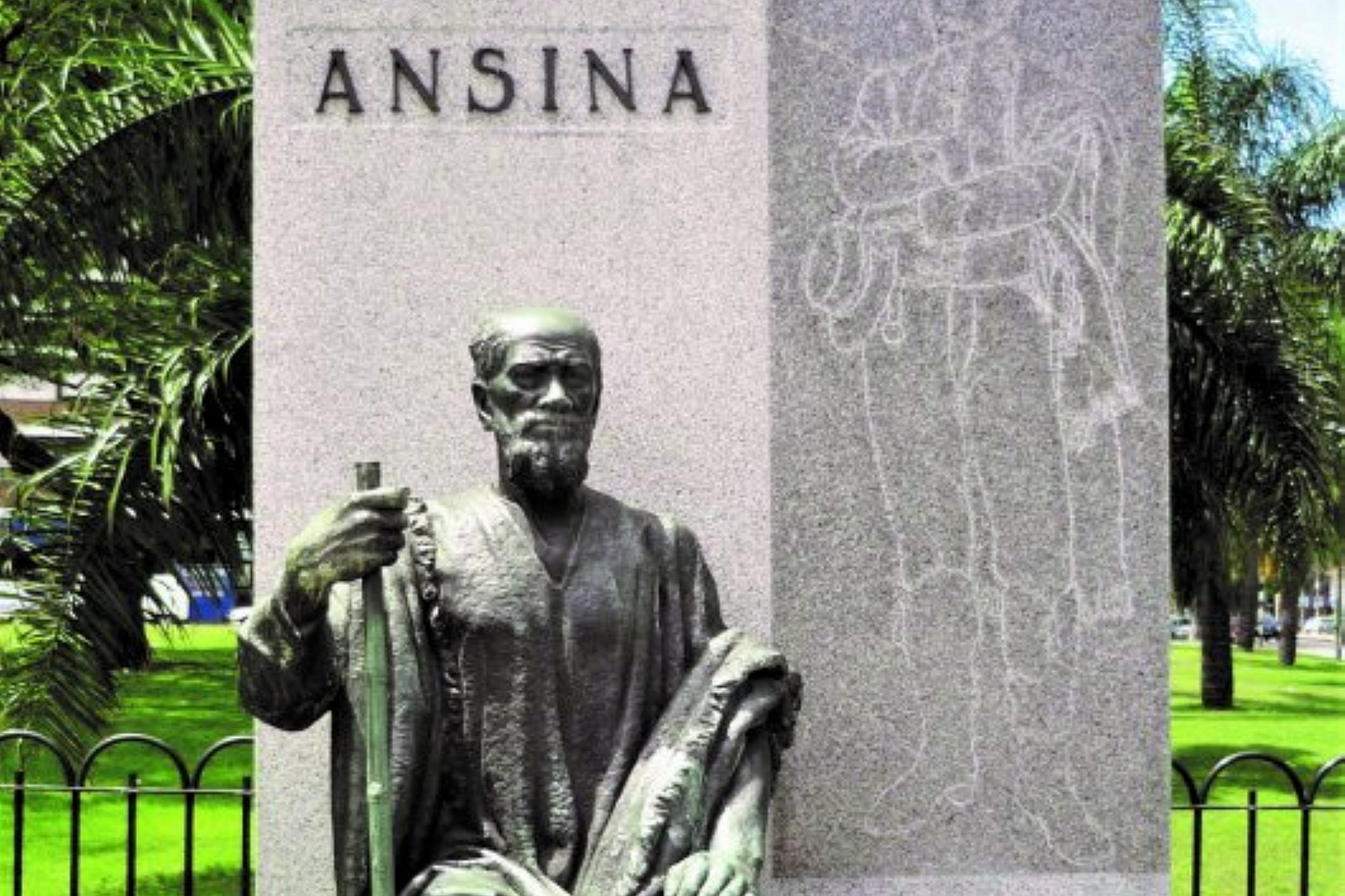 Figura sedente de Manuel Ledesma. Viste un clásico poncho patrio y botas de potro. Empuña en la diestra una lanza de tacuara. Detrás del basamento, hay una pantalla de granito gris. Grabada, hay una copia del retrato de Artigas en la Ciudadela, de Juan Manuel Blanes. En el extremo superior izquierdo de la pantalla, la leyenda: "Manuel A. Ledesma - Ansina". En el inferior derecho: "Juntos en el exilio - Juntos en la eternidad - Juntos en su patria para gloria de un pueblo agradecido".