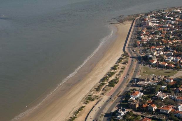 Recorrida en helicoptero sobre la ciudad. Playa de Carrasco y Hotel Carrasco