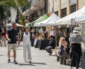 Feria de la Economía Social y Solidaria en la peatonal Sarandí