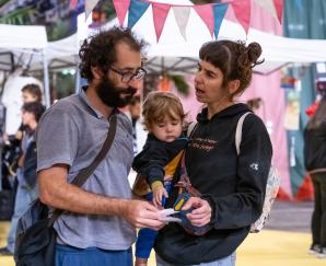 Feria en el Espacio Modelo en el marco de la Semana de Arte Trans