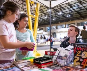 Feria en el Espacio Modelo en el marco de la Semana de Arte Trans
