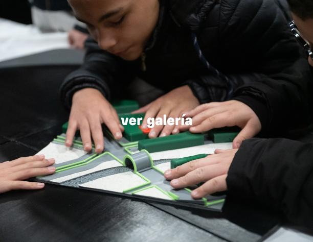 Presentación de maqueta háptica en la Escuela Nº 198 para ni