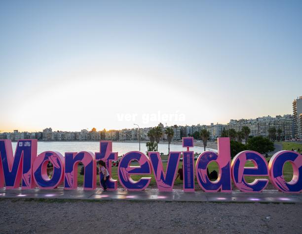 Cartel de Montevideo con ploteo por carrera San Felipe y Santiago
