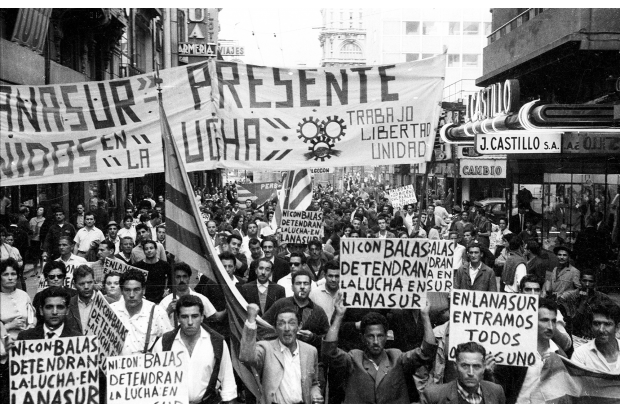 Manifestación de obreros textiles. Calle Sarandí. Año 1965