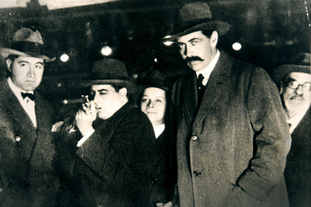 Pedro Figari (primero a la izquierda) junto a Alberto Girondo, Raúl Monsegur, Alfredo González Garaño y Vizconde de Lascano Tegui, Parque de diversiones en París, 1925
