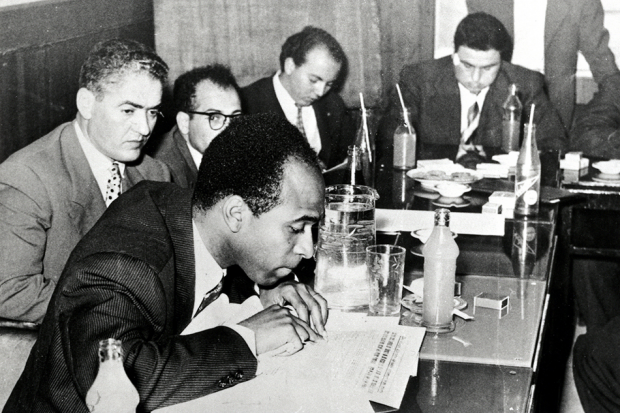 Frantz Fanon durante una conferencia de prensa en Túnez