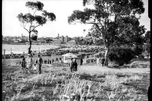 Parque Urbano (posteriormente Parque Rodó). Al fondo: Playa Ramírez, Rambla Presidente Wilson y Parque Hotel. Década de 1920. (Foto: 05447FMHGE.CDF.IMO.UY – Autor: Fotógrafos municipales/Centro de Fotografía – Intendencia de Montevideo)