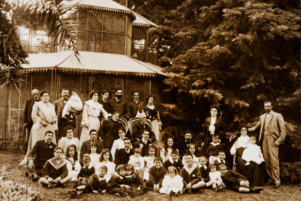 Familia de Carlos de Castro e Isabel Caravia, incluido su yerno Pedro Figari, en la Quinta de Castro. Montevideo, 1900 (aprox.)