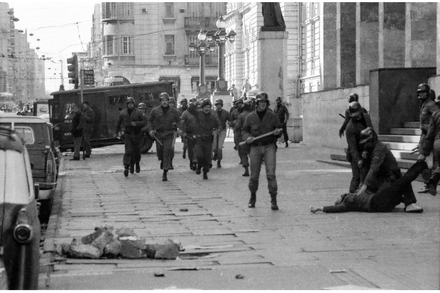 Represión policial en manifestación antidictatorial. A la derecha: Universidad de la República y Biblioteca Nacional. Avenida 18 de Julio, esquina Tristán Narvaja. 3 de junio de 1984