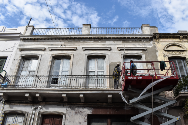 Refacción de fachadas en calle Perez Castellano 