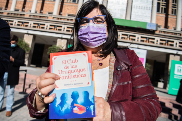 Donación de libros en la explanada de la Intendencia de Montevideo
