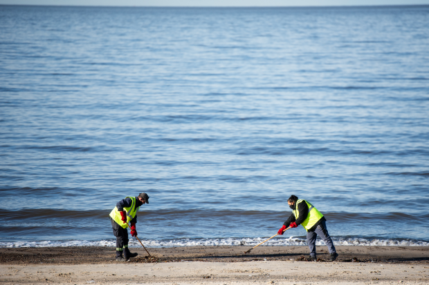 Cuadrilla de limpieza del Programa ABC Trabajo en la Playa del Cerro