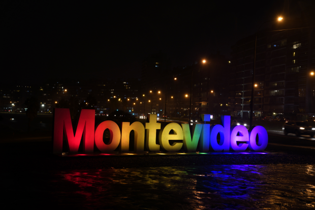 Letras de Montevideo iluminado por el día del orgullo Lgbtiq+