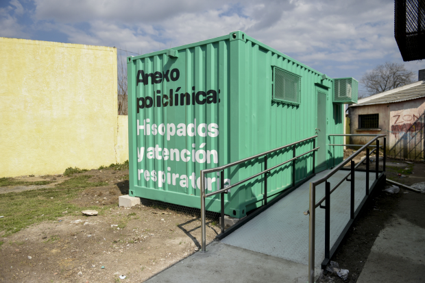  Instalación de contenedores en Policlínica Colón