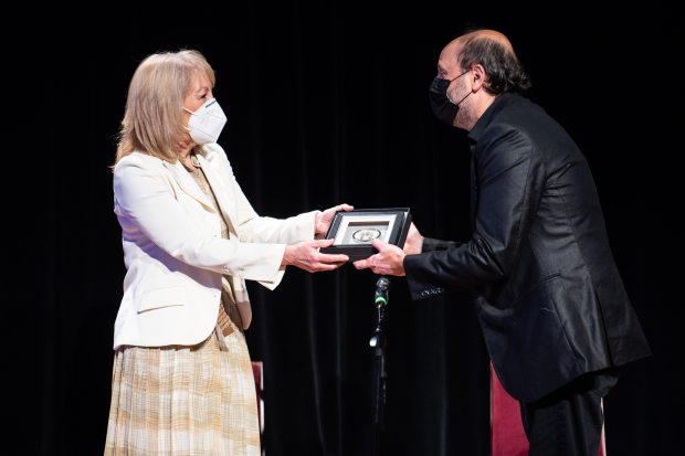 Declaración de Ciudadano y Ciudadana Ilustre a Gustavo Casenave y Virginia Barranguet en el Teatro Solís