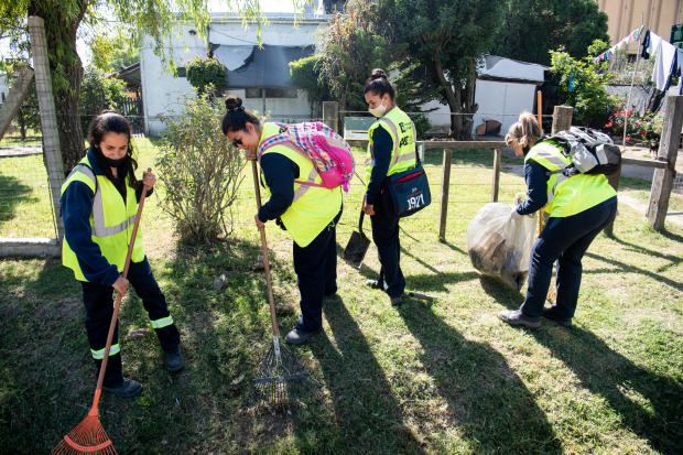 Tareas de limpieza en Camino General Servando Gómez con el apoyo de participantes del Plan Laboral ABC 