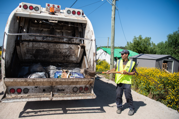 Tareas de limpieza en Camino General Servando Gómez con el apoyo de participantes del Plan Laboral ABC 