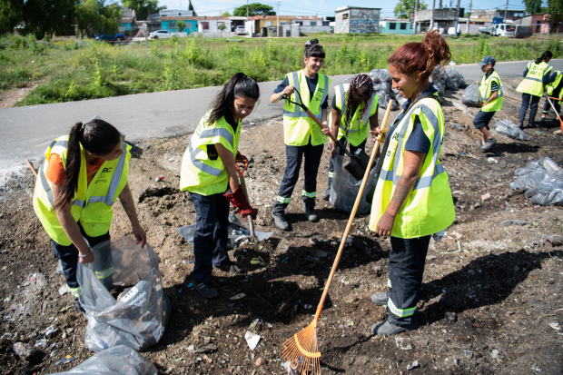 Intervención de limpieza en barrio Padre Cacho con la participación de integrantes del Plan Laboral ABC
