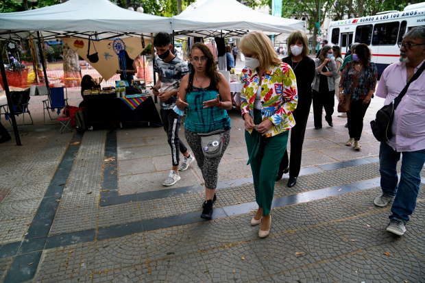 Visita de la Intendenta Carolina Cosse a feria feminista y solidaria en la Plaza de Cagancha