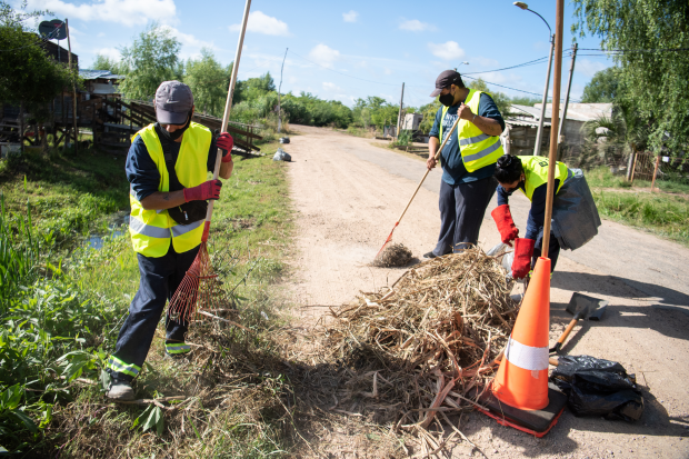 Acciones de limpieza en barrio La Rinconada con el apoyo de integrantes del Plan Laboral ABC