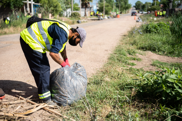 Acciones de limpieza en barrio La Rinconada con el apoyo de integrantes del Plan Laboral ABC