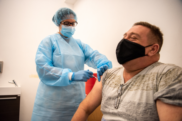 Vacunación contra COVID-19 en la Policlínica del CRECE de Flor de Maroñas.