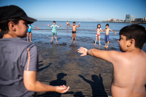 Actividades deportivas y recreativas en playa Ramírez en el marco del Programa Verano