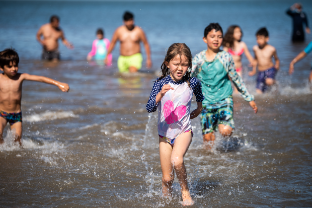 Actividades deportivas y recreativas en playa Ramírez en el marco del Programa Verano