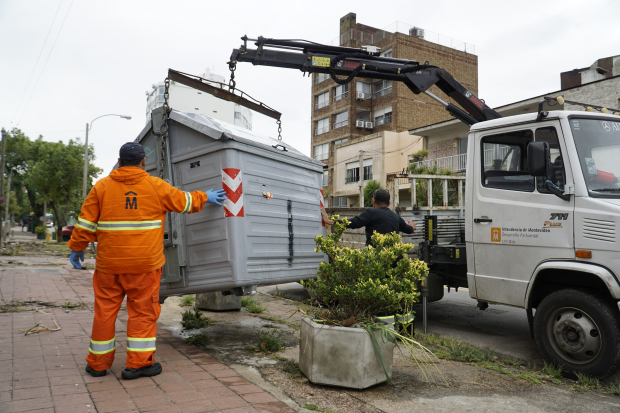 Cuadrillas de la Intendencia de Montevideo realizan tareas en barrio Malvín ante las intensas lluvias
